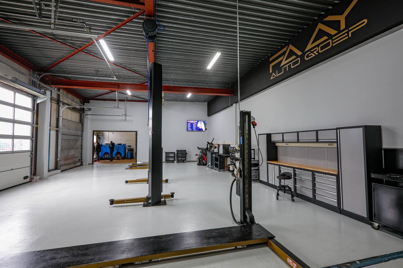 Werkplaats Faay Auto Groep Nieuwegein - hefbruggen en gereedschap