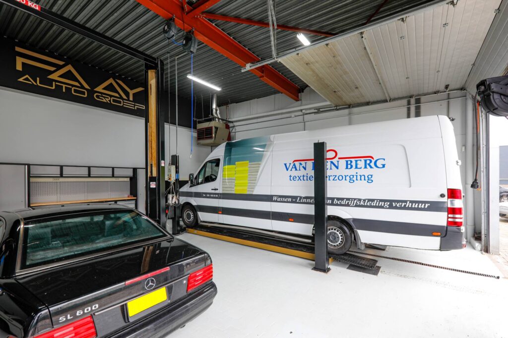 Onderhoud aan een bestelbus bij Faay Auto Groep